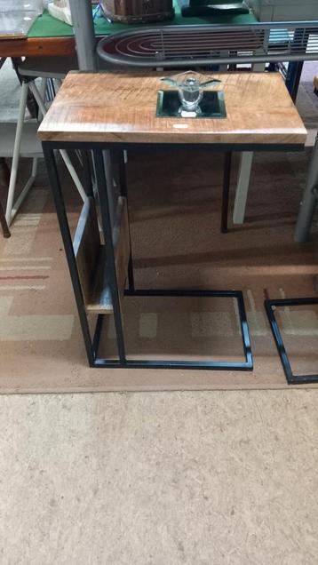 moderne Houten bijzettafel met metalen frame beschikbaar voor biedingen