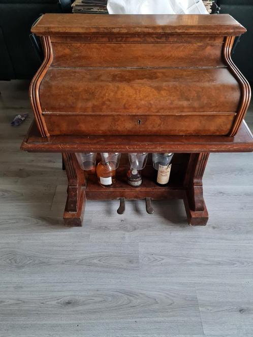 Te koop soort piano / informatie ook gevraagd, Antiek en Kunst, Antiek | Meubels | Tafels, Ophalen of Verzenden