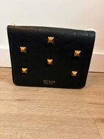 Nieuw! Guess crossbody tas met goudkleurige studs, Sieraden, Tassen en Uiterlijk, Tassen | Damestassen, Ophalen of Verzenden, Zo goed als nieuw