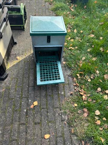 Automatische voerbak Feed-O-Matic voor kippen va 18€ beschikbaar voor biedingen