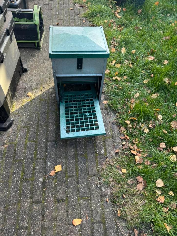 Automatische voerbak Feed-O-Matic voor kippen va 18€, Dieren en Toebehoren, Pluimvee | Toebehoren, Gebruikt, Drinken en Voederen
