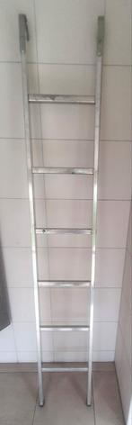 NF ladder: aluminium: 6 treden. Gewicht maar 3kg. Prijs €30,, Ophalen, Zo goed als nieuw