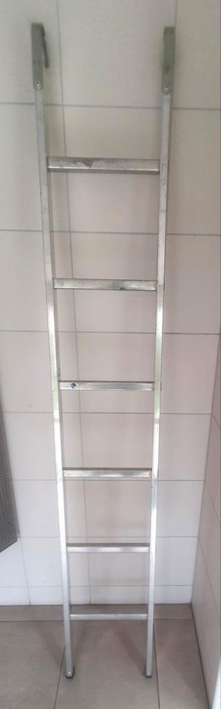NF ladder: aluminium: 6 treden. Gewicht maar 3kg. Prijs €30, beschikbaar voor biedingen