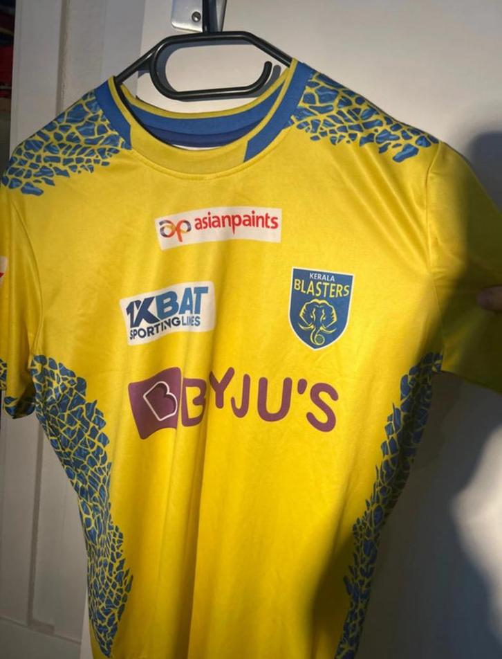 Maat M Kerala Blasters Shirt 23/24 - Zo goed als nieuw, Kleding | Heren, Sportkleding, Zo goed als nieuw, Overige typen, Geel