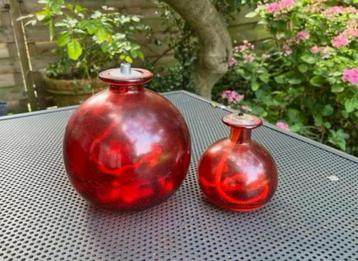 Twee decoratieve rode glazen olielampen. Kerst beschikbaar voor biedingen