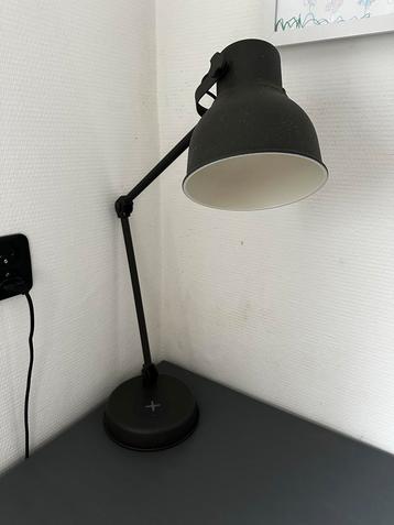 Bureaulamp met draadloos oplaadstation beschikbaar voor biedingen
