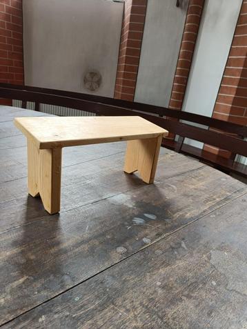 Meditatie bankjes beschikbaar voor biedingen