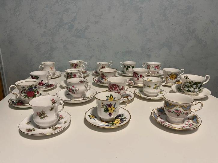 Vintage Bone China Koffiekopjes & Schotels - 18 stuks, Antiek en Kunst, Antiek | Servies compleet, Verzenden