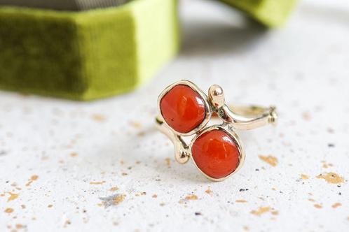 Vintage Gouden Bloedkoraal Ring Met Sluiting, Sieraden, Tassen en Uiterlijk, Ringen, Gebruikt, Dame, 18 tot 19, Goud, Goud, Met edelsteen
