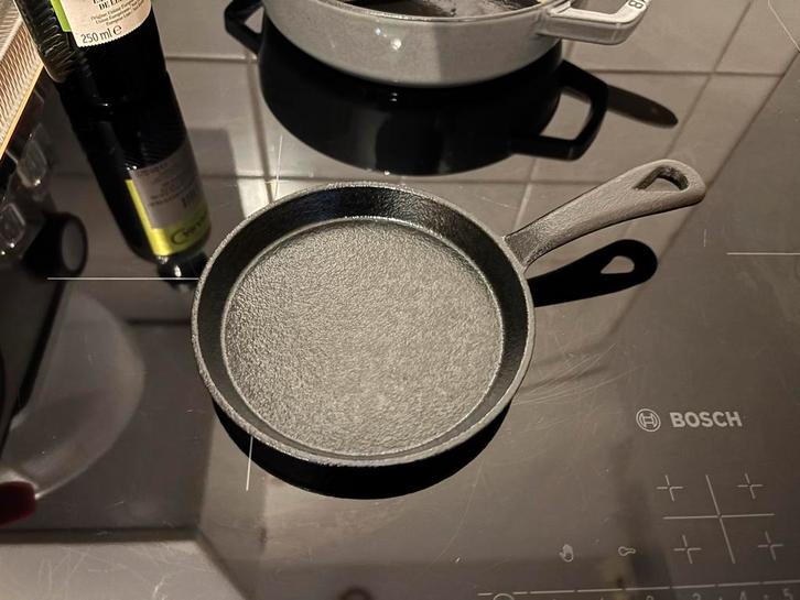 Mini Gietijzeren Koekenpan 13 cm - Perfect voor Eitjes!, Huis en Inrichting, Keuken | Potten en Pannen, Zo goed als nieuw, Koekenpan of Braadpan