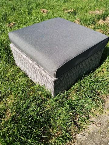 Grote nette hocker  beschikbaar voor biedingen