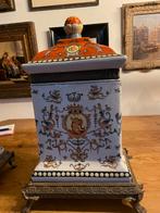 2 OUDE KONINKLIJKE VAZEN TE KOOP.  Met familie wapen!, Antiek en Kunst, Antiek | Meubels | Stoelen en Banken, Ophalen of Verzenden