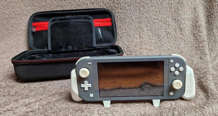 Nintendo Switch Lite Grijs + Satisfye Grip & Case +8 spellen, Spelcomputers en Games, Spelcomputers | Nintendo Consoles | Accessoires