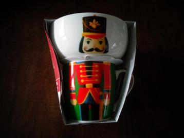 Kerst. Nieuw. Schaal en beker met notenkrakers beschikbaar voor biedingen