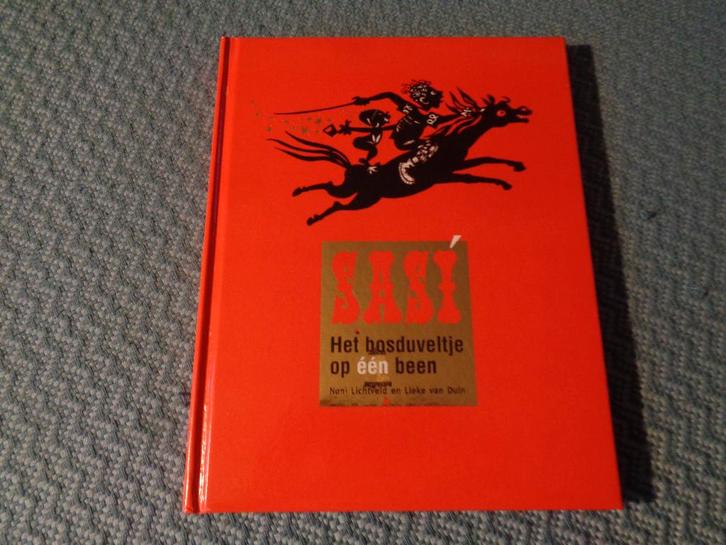 Sasi, het bosduveltje op één been - Noni Lichtveld, Boeken, Kinderboeken | Jeugd | onder 10 jaar, Zo goed als nieuw, Fictie algemeen