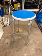 Blauwe kruk met verstelbare poten, Ophalen, Gebruikt, Blauw, Functioneel