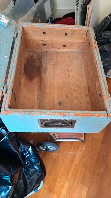 Vintage Houten Kist met Handvat beschikbaar voor biedingen