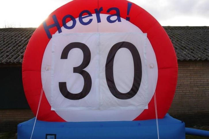 30 Jaar opblaasfiguur / versiering / verjaardag te huur, Hobby en Vrije tijd, Feestartikelen | Verhuur, Zo goed als nieuw, Verjaardag