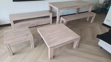 Eettafel met bank en salontafels van Woood beschikbaar voor biedingen