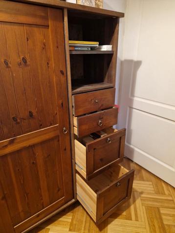 Houten kast met deur en lades beschikbaar voor biedingen