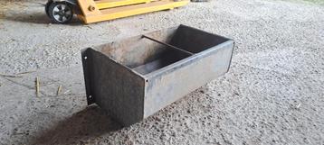 Voerbakken paardenstal 2x beschikbaar voor biedingen