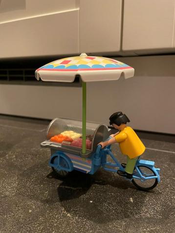Ijscoman met parasol en heerlijke ijsjes beschikbaar voor biedingen