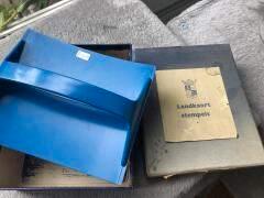 oude schoolstempels in doos, Antiek en Kunst, Curiosa en Brocante, Ophalen of Verzenden