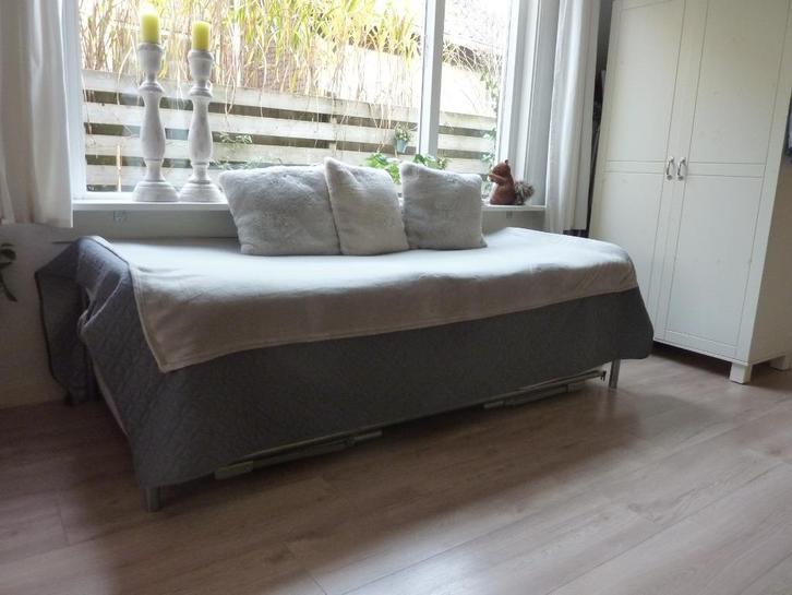 Onderschuifbed, Huis en Inrichting, Slaapkamer | Bedden, Gebruikt, Tweepersoons, 90 cm, 200 cm, Metaal, Grijs, Ophalen