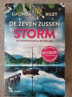 Boek Zeven Zussen – Storm – deel 2, Boeken, Romans, Gelezen, Lucinda Riley, Ophalen of Verzenden, Nederland