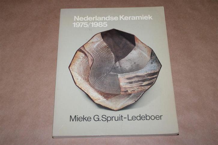 Nederlandse Keramiek 1975/1985 - M. G. Spruit-Ledeboer, Antiek en Kunst, Antiek | Keramiek en Aardewerk, Ophalen of Verzenden