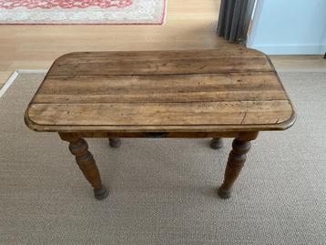 Brocante /antiek houten tafeltje beschikbaar voor biedingen
