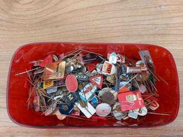 Bak vol met vintage reclame speldjes, promotie pins beschikbaar voor biedingen
