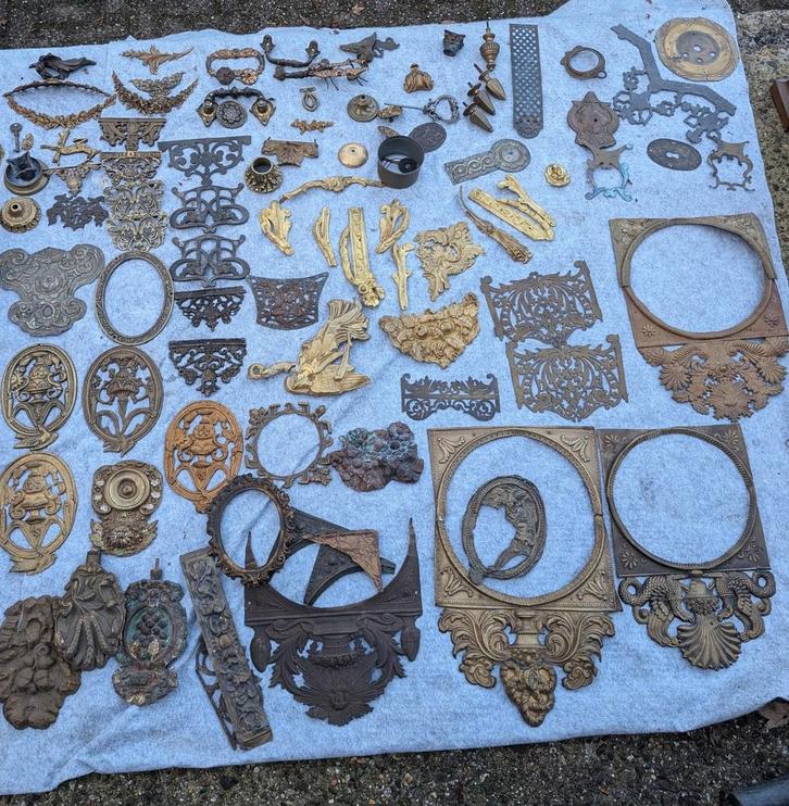 Veel sierstukken voor antieke klokken een koop €65., Antiek en Kunst, Antiek | Klokken, Ophalen