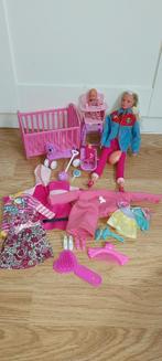 (Zwangere) barbie met kinderspullen en kleding., Zo goed als nieuw, Ophalen, Barbie