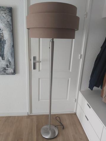 Vloerlamp 1.80 cm hoog met bruine kap en rvs poot.
