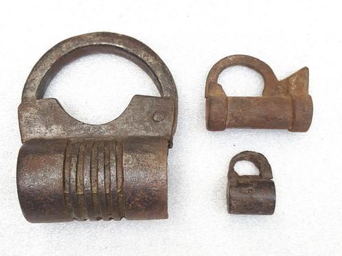 Schroef-sleutel-/ bus- hangsloten, 3x ijzer 16e-18e eeuw, Antiek en Kunst, Antiek | Gereedschap en Instrumenten, Verzenden