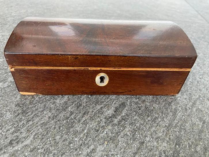 Antiek oud klein kistje mahonie fineer parelmoer slotje, Antiek en Kunst, Curiosa en Brocante, Ophalen of Verzenden