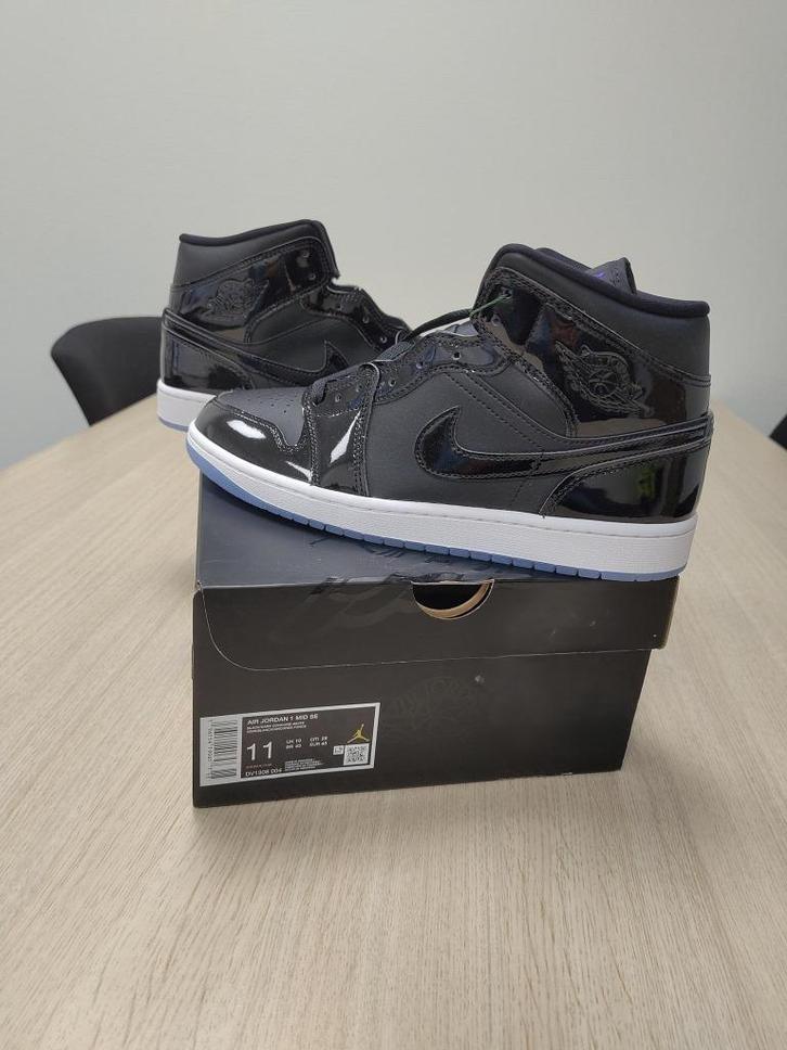 Jordan 1 Mid SE “Space Jam” - Nieuw in doos, Kleding | Heren, Schoenen, Nieuw, Sneakers of Gympen, Zwart, Ophalen of Verzenden
