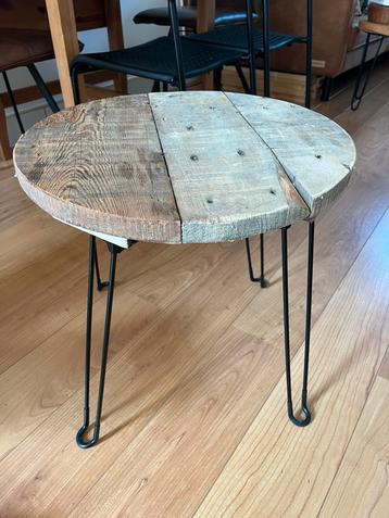 Bijzet / salon tafel industriele hout look beschikbaar voor biedingen