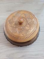 Houten doosje met houtsnijwerk op deksel, Ophalen of Verzenden, Zo goed als nieuw, Glas of Kopje
