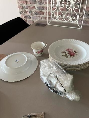 Zes borden met bloem print, vier bijbehorende kopjes beschikbaar voor biedingen