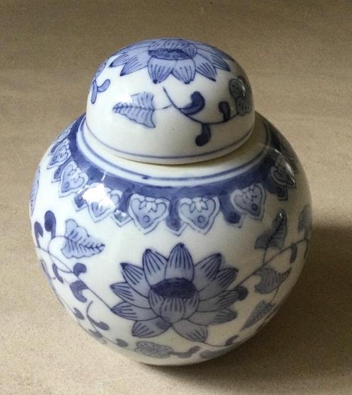 Blauw/witte Chinese gemberpot met deksel floraal decor, Antiek en Kunst, Kunst | Niet-Westerse kunst, Verzenden