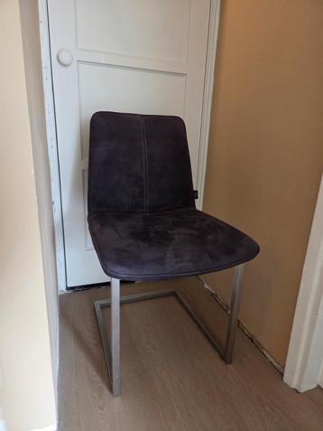 4 nette eetkamerstoelen beschikbaar voor biedingen