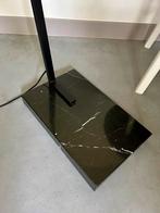 Staande lamp met marmeren voet en grote kap, Huis en Inrichting, Lampen | Vloerlampen, Ophalen, Strak modern, Gebruikt, 150 tot 200 cm