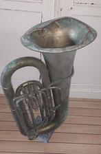 Oude decoratieve tuba met standaard, Muziek en Instrumenten, Blaasinstrumenten | Tuba's, Ophalen, Gebruikt