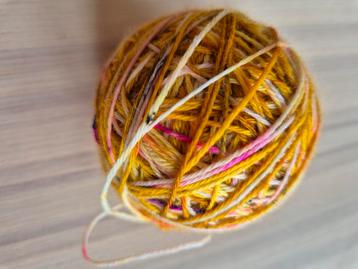 Restant handgeverfd garen beschikbaar voor biedingen