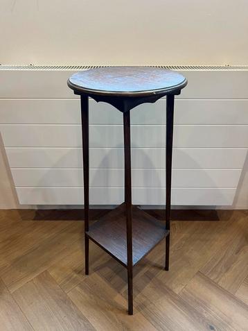 Houten plantentafeltje beschikbaar voor biedingen