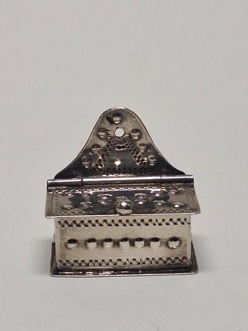 Een antiek zilveren miniatuur zeepbakje  beschikbaar voor biedingen