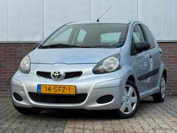 Toyota Aygo 1.0 12V Vvt-i 5DRS 2011 Grijs beschikbaar voor biedingen