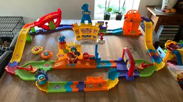 Vtech toet toet RC racecircuit compleet met extra RC auto beschikbaar voor biedingen